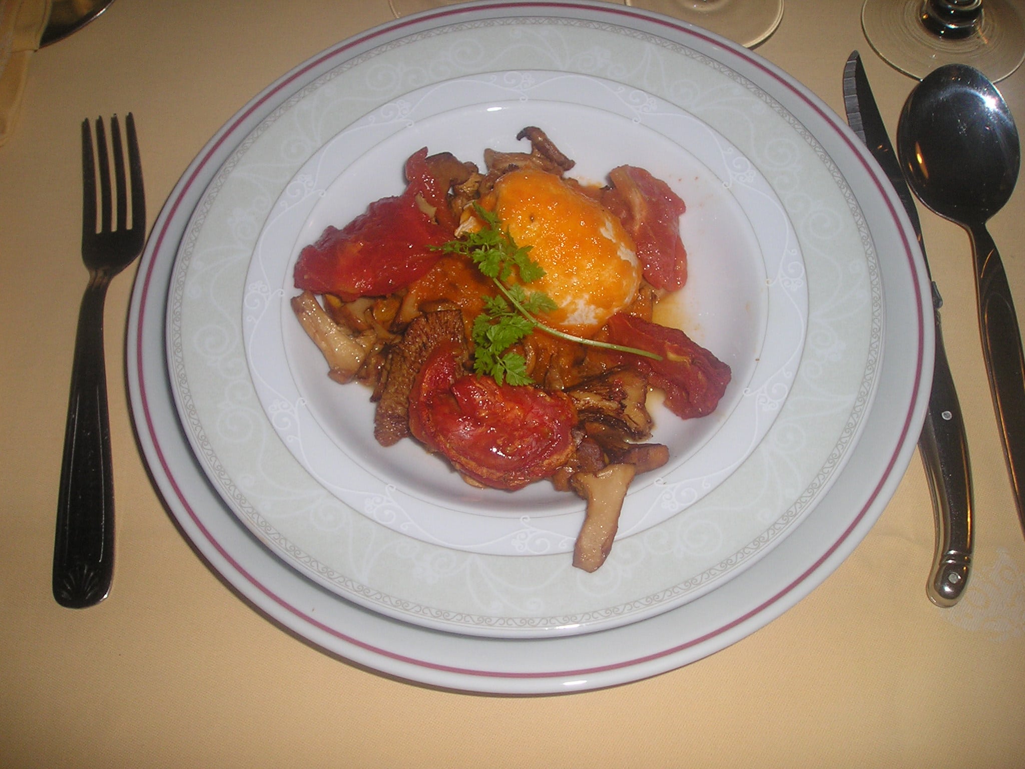 La recette du samedi: des œufs pochés aux girolles et tomates confites